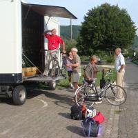 Uitladen van de fietsaanhanger